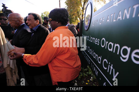 Der ehemalige UN-Botschafter Andrew Young, Mitte, und John Lewis, D-Ga, sind auf eine zeremonielle März vom Eingang des Rev. James Orange Park, die von der späten bürgerlichen Rechte Führer Tochter Jamida Orange begleitet, im Park Einweihung am Samstag, Oktober 29, 2011 in Atlanta. Junge und Lewis gemeinsame Erinnerungen von Orange von der turbulenten 1960er Jahren, als er ein Schlüssel März Leader und Bürgerrechtler mit Martin Luther King, Jr.'s gewaltfreie Bewegung. UPI Foto/David Tulis Stockfoto