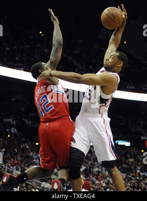 Atlanta Hawks guard Willie Green (33) Geht über Los Angeles Clippers Point Guard Eric Morgan (12) in der zweiten Hälfte an der Philips Arena in Atlanta am 24. April 2012. UPI/David Tulis Stockfoto