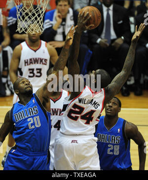 Dallas Mavericks guard Dominique Jones (20) blockiert die Aufnahme von Atlanta Hawks, Marvin Williams (24) Als Mavericks center Ian Mahinmi (28), Frankreichs, sieht in der ersten Hälfte an der Philips Arena in Atlanta am 26. April 2012. UPI/David Tulis Stockfoto