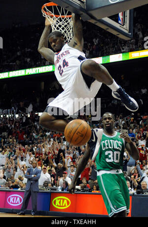 Atlanta Hawks, Marvin Williams (24) dunks über Boston Celtics, Brandon Bass (30) in der ersten Hälfte des Spiel 1 der ersten Runde der Eastern Conference Playoffs an der Philips Arena in Atlanta am 29. April 2012. UPI/David Tulis Stockfoto