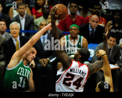 Atlanta Hawks, Marvin Williams (24) greift die abprall von Boston Celtics vorwärts Sasha Pavlovic (11), Montenegro, in der ersten Hälfte des Spiel 2 der ersten Runde der Eastern Conference Playoffs an der Philips Arena in Atlanta am 1. Mai 2012. UPI/David Tulis Stockfoto