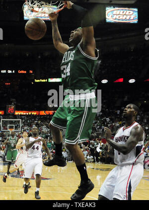 Boston Celtics, Paul Pierce (34), mit 36 Punkten, dunks über Atlanta Hawks, Marvin Williams (24) in der zweiten Hälfte des Spiel 2 der ersten Runde der Eastern Conference Playoffs an der Philips Arena in Atlanta am 1. Mai 2012. Boston gewann das Spiel 87-80. UPI/David Tulis Stockfoto