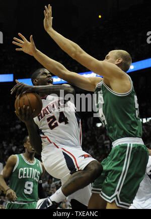 Atlanta Hawks, Marvin Williams (24) schießt über Boston Celtics center Greg Stiemsma (54) in der ersten Hälfte des Spiel 5 der ersten Runde der Eastern Conference Playoffs an der Philips Arena in Atlanta am 8. Mai 2012. UPI/David Tulis Stockfoto