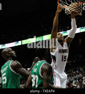 Atlanta Hawks center Al Horford (15) dunks über Boston Celtics, Kevin Garnett (5) und die Celtics Mannschaftskamerad Brandon Bass (30) in der ersten Hälfte des Spiel 5 der ersten Runde der Eastern Conference Playoffs an der Philips Arena in Atlanta am 8. Mai 2012. UPI/David Tulis Stockfoto