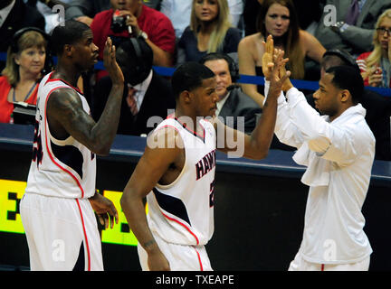 Atlanta Hawks, Marvin Williams, Links und Atlanta Hawks guard Joe Johnson, Mitte, aus der Hof in der zweiten Hälfte des Spiel 5 der ersten Runde der Eastern Conference Playoffs an der Philips Arena in Atlanta am 8. Mai 2012. Die Falken gewann das Spiel 87-86. UPI/David Tulis Stockfoto