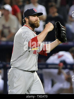 St. Louis Cardinals relief Pitcher Jason Motte reagiert nach seiner abschließenden Pitch an die Atlanta Braves im neunten Inning der Nationalen Liga wild card Baseballspiel im Turner Field in Atlanta am 5. Oktober 2012. St. Louis gewann 6-3. UPI/David Tulis Stockfoto