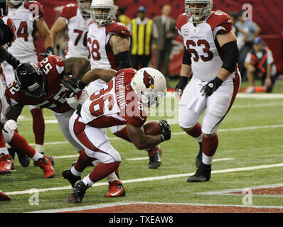 Arizona Cardinals zurück laufen LaRod Stephens-Howling (36) wird durch die Atlanta Falcons defender Akeem Dent (52) für einen Touchdown in der ersten Hälfte des NFL Football Spiel im Georgia Dome in Atlanta am 18. November 2012. UPI/David Tulis Stockfoto
