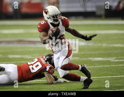 Arizona Cardinals zurück laufen LaRod Stephens-Howling (36) Kürzungen hinter Atlanta Falcons Verteidiger Dominique Franks (29) in der ersten Hälfte des NFL Football Spiel im Georgia Dome in Atlanta am 18. November 2012. UPI/David Tulis Stockfoto