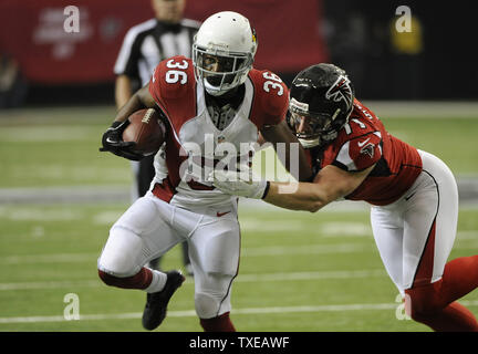 Arizona Cardinals zurück laufen LaRod Stephens-Howling (36) Entgelte hinter Atlanta Falcons defensive Ende Kroy Biermann (71) in der ersten Hälfte des NFL Football Spiel im Georgia Dome in Atlanta am 18. November 2012. UPI/David Tulis Stockfoto