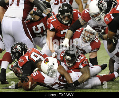Arizona Cardinals zurück laufen LaRod Stephens-Howling (36) seinen Helm verliert auf einen kurzen Run gegen die Atlanta Falcons in der zweiten Hälfte Ihrer NFL Football Spiel im Georgia Dome in Atlanta am 18. November 2012. Atlanta gewann 23-19. UPI/David Tulis Stockfoto