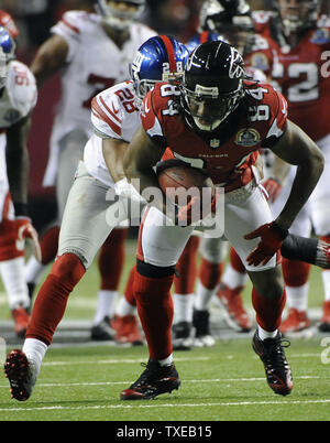 Atlanta Falcons Empfänger Roddy White (84) wird von hinten erwischt von New York Giants' Hosley Jayron (28) in der zweiten Hälfte Ihrer NFL Football Spiel im Georgia Dome in Atlanta am 16. Dezember 2012. Atlanta gewann 34-0. UPI/David Tulis Stockfoto
