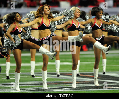 Atlanta Falcons Cheerleadern durchführen, während der ersten Hälfte des NFC Championship Game im Georgia Dome in Atlanta am 20. Januar 2013. UPI/Richard Hamm Stockfoto