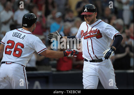 Atlanta Braves' Brian McCann, rechts, gratuliert durch Mannschaftskameraden Dan Uggla nach McCann zwei Homer laufen gegen die Pittsburgh Pirates im vierten Inning ihrer Baseballspiel im Turner Field, Atlanta, 3. Juni 2013. UPI/David Tulis Stockfoto