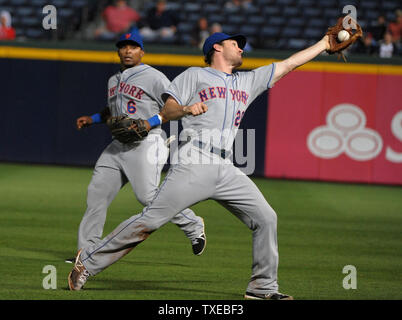 New York Mets zweiter Basisspieler Daniel Murphy (28.) Felder der Pop von Atlanta Braves' Justin Upton als Mets" Marlon Byrd ihn gesichert werden, die während des sechsten Inning in Turner Field, Atlanta, 17. Juni 2013. UPI/David Tulis Stockfoto