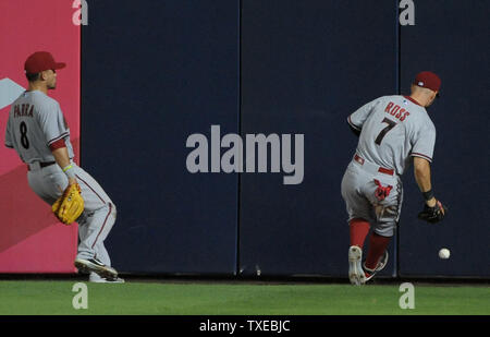 Arizona Diamondbacks rechter Feldspieler Cody Ross (7) und Mannschaftskamerad Gerardo Parra Chase ein Triple von Atlanta Braves' Dan Uggla im achten Inning am Turner Field, Atlanta, 28. Juni 2013. UPI/David Tulis Stockfoto