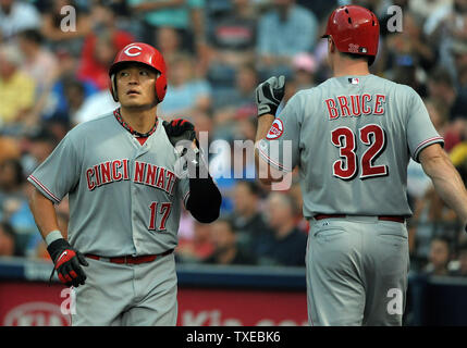 Cincinnati Reds' Shin - Soo Choo (L) aus Südkorea gratuliert durch Mannschaftskameraden Jay Bruce, nachdem er Kerben gegen die Atlanta Braves im dritten Inning am Turner Field, Atlanta, 11. Juli 2013. UPI/David Tulis Stockfoto