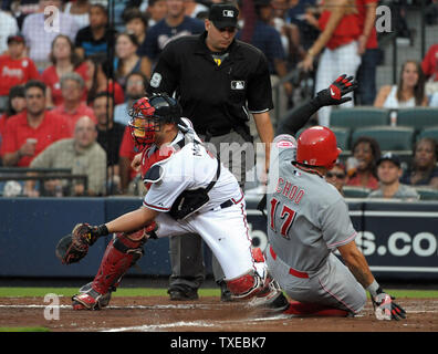 Cincinnati Reds' Shin - Soo Choo (17) aus Südkorea, Kerben hinter Atlanta Braves catcher Brian McCann auf das Opfer fliegen durch die Rottöne 'Joey Votto im dritten Inning am Turner Field, Atlanta, 11. Juli 2013. UPI/David Tulis Stockfoto