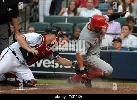 Cincinnati Reds' Shin - Soo Choo (17) aus Südkorea, Kerben hinter Atlanta Braves catcher Brian McCann auf das Opfer fliegen durch die Rottöne 'Joey Votto im dritten Inning am Turner Field, Atlanta, 11. Juli 2013. UPI/David Tulis Stockfoto