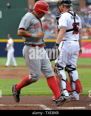 Cincinnati Reds' Shin - Soo Choo, aus Südkorea, Kerben hinter Atlanta Braves catcher Brian McCann (R) im ersten Inning am Turner Field, Atlanta, 11. Juli 2013. UPI/David Tulis Stockfoto