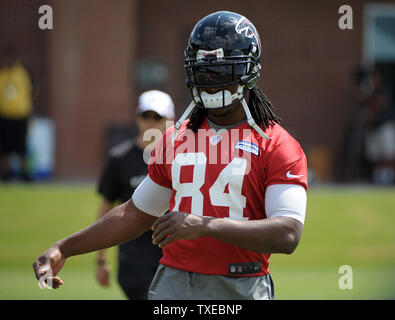 Atlanta Falcons wide receiver Roddy White (84) erstreckt sich am ersten Tag des Trainingslagers in der Zentrale des Teams in Durango, Ga, 25. Juli 2013. UPI/David Tulis Stockfoto