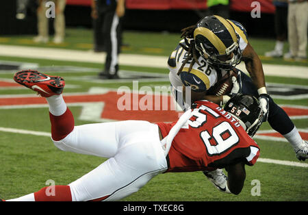 St. Louis Rams' Daryl Richardson (26) ist durch die Atlanta Falcons' Joplo Bartu (59) an der Rams 8 gestoppt-Yard-Linie in der ersten Hälfte im Georgia Dome in Atlanta am 15. September 2013. Bartu verloren 3 Yards auf dem Spiel. UPI/David Tulis Stockfoto