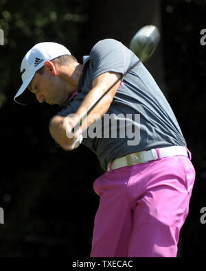 Sergio Garcia Antriebe Nr. 3 in der ersten Runde der PGA Tour Championship am 19. September 2013 im East Lake Golf Club in Atlanta. Garcia freigegebenen Teil der frühen Führen nach zwei aufeinanderfolgenden Birdies auf den vorderen neun. UPI/David Tulis Stockfoto