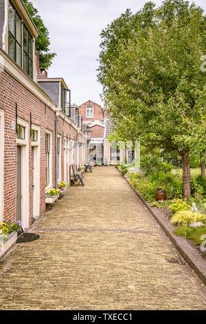 Haarlem, Niederlande - 31. Mai 2019: Lutherse Armenhaus (hofje) ursprünglich mit Gehäuse für die armen Mitglieder der Kirche. Stockfoto