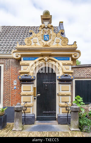 Haarlem, Niederlande - 31. Mai, 2019: Eingang der Frans Loenen Armenhaus ursprünglich die Gehäuse für arme Familien und ältere Damen. Stockfoto