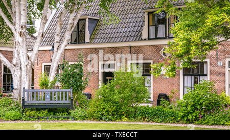 Haarlem, Niederlande - 31. Mai 2019: Lutherse Armenhaus (hofje) ursprünglich mit Gehäuse für die armen Mitglieder der Kirche. Stockfoto