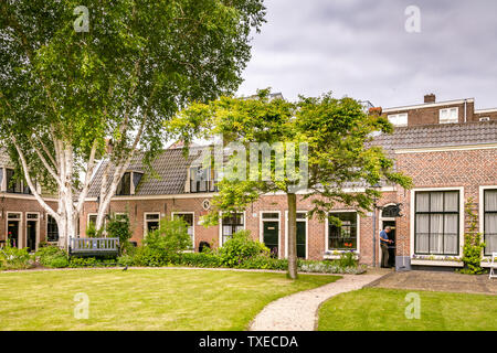 Haarlem, Niederlande - 31. Mai 2019: Lutherse Armenhaus (hofje) ursprünglich mit Gehäuse für die armen Mitglieder der Kirche. Stockfoto