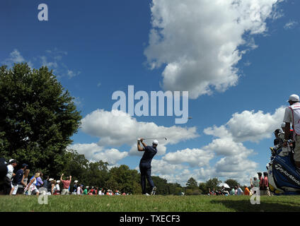 Dustin Johnson T-Stücke Nr. 2 während der Endrunde, die von der PGA Tour Championship am 22. September 2013 im East Lake Golf Club in Atlanta. Der FedEx Cup Endspiel Sieger steht eine 10 Mio. $ Auszahlung Bonus zu gewinnen. UPI/David Tulis Stockfoto