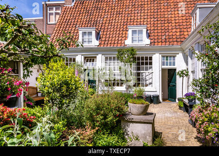 Haarlem, Niederlande - 31. Mai 2019: Weiße Armenhaus (hofje) ursprünglich mit Gehäuse für arme Familien und ältere Damen. Stockfoto