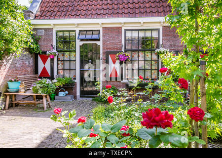 Haarlem, Niederlande - 31. Mai, 2019: Bunte Armenhaus (hofje) in Haarlem, ursprünglich mit Gehäuse für arme Familien und ältere Damen. Stockfoto