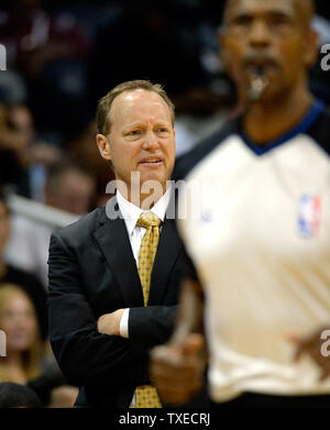 New Atlanta Hawks Head Coach Mike Budenholzer (L) Uhren der zweiten Hälfte ihr Spiel gegen die Toronto Raptors in der Philips Arena in Atlanta, 1. November 2013. Atlanta 102-95 Sieg war Budenholzer der ersten Gewinn als das Team der Haupttrainer. UPI/David Tulis Stockfoto