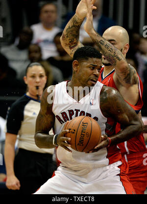 Toronto Raptors' Amir Johnson (C) wird durch die Atlanta Hawks' Pero Antic als weiblich NBA Schiedsrichter Lauren Holtkamp, eine von nur drei weiblichen Schiedsrichter in der NBA bewacht, Werke der zweiten Hälfte des Spiels an der Philips Arena in Atlanta, 1. November 2013. UPI/David Tulis Stockfoto