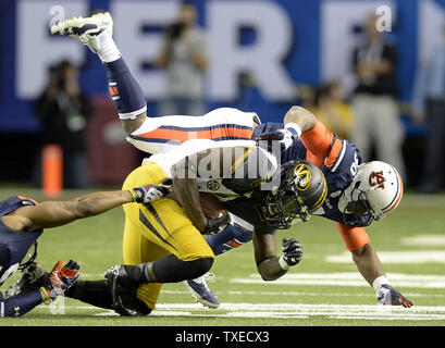 Missouri wide receiver Dorial Green-Beckham (15) nach unten gebracht durch Auburn defensive Ende Dee Ford (30) und Jermaine Whitehead (L) auf der 4 Yard Gewinn während der ersten Hälfte des sek Meisterschaft Fußball-Spiel im Georgia Dome in Atlanta am 7. Dezember 2013. UPI/David Tulis Stockfoto