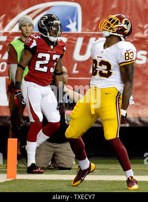 Washington Redskins Tight End Fred Davis (83) feiert sein 23-Yard Touchdown catch vor Atlanta Falcons cornerback Robert Alford (23) in der ersten Hälfte im Georgia Dome in Atlanta am 15. Dezember 2013. UPI/David Tulis Stockfoto