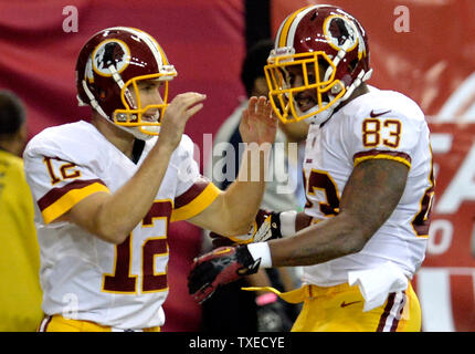 Washington Redskins quarterback Kirk Cousins (12) feiert sein 23-Yard Touchdown pass auf tight end Fred Davis (83) während der ersten Hälfte gegen die Atlanta Falcons im Georgia Dome in Atlanta am 15. Dezember 2013. UPI/David Tulis Stockfoto