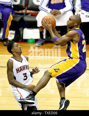 Los Angeles Lakers guard Jodie Meeks (20) schießt über Lou Atlanta Hawks' Williams (3) in der ersten Hälfte des NBA Basketball Spiel an der Philips Arena in Atlanta, 16. Dezember 2013. UPI/David Tulis Stockfoto