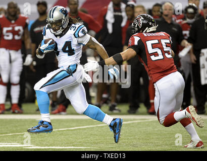 Carolina Panthers zurück laufen DeAngelo Williams (34) Erhält hinter Atlanta Falcons außerhalb linebacker Paul Worrilow (55) vor dem gefummel in der ersten Hälfte im Georgia Dome in Atlanta am 29. Dezember 2013. Die 11-4 Carolina Panthers sichern kann der NFC South Titel mit einem gegen Atlanta zu gewinnen. UPI/David Tulis Stockfoto