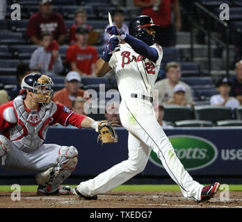 Atlanta Braves' Jason Heyward (22) Zugriffe eine gebrochene bat Opfer fliegen RBI, die Kerben Tommy La Stella während des sechsten Inning vor Washington Nationals catcher Wilson Ramos (L) an Turner Field, Atlanta, 10. August 2014. UPI/David Tulis Stockfoto
