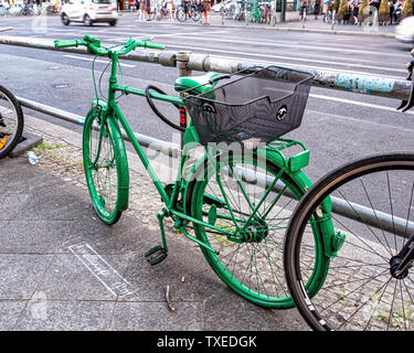 Grüne Fahrrad wirbt NORDBRAND Likör Pfefferminz pop-up Festival & Urban Beach in Mein Haus am See in der Brunnenstraße, Mitte-Berlin Stockfoto