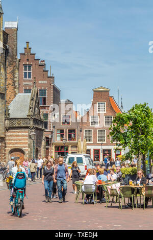 Haarlem, Niederlande - 31. Mai, 2019: die Menschen entspannen am Terrassen Central Market mit der Saint Bavo Kirche in Haarlem in den Niederlanden Stockfoto