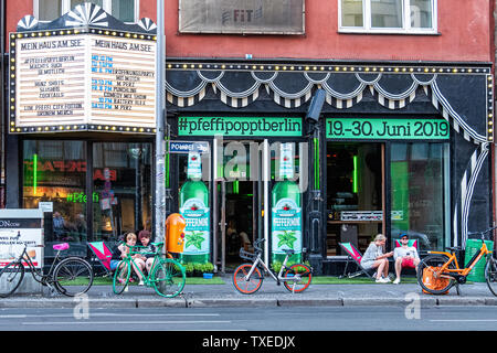 Mein Haus am See retro Bar und Nachtclub in Mitte-Berlin hosts NORDBRAND Likör Pfefferminz pop-up Festival & Urban Beach Bar Stockfoto