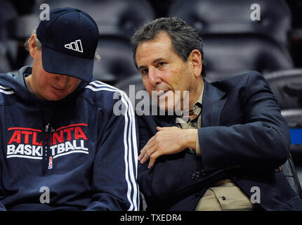 Atlanta Hawks Basketball team co-owner Bruce Levenson (R), in diesem 2011 Datei foto gezeigt, 7. September 2014 angekündigt, dass er seine Mehrheitsbeteiligung an dem Team verkaufen wird, nachdem er eine eine beleidigende E-Mail, die vor zwei Jahren gesendet wurde bekannt gegeben. UPI/David Tulis Stockfoto