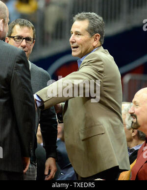 Atlanta Hawks Basketball team co-owner Bruce Levenson (C), in diesem 2013 Datei Foto bei einem Atlanta Hawks Spiel gezeigt, 7. September 2014 angekündigt, dass er seine Mehrheitsbeteiligung an dem Team verkaufen wird, nachdem er offenbart, dass er eine beleidigende E-Mail vor zwei Jahren. UPI/David Tulis Stockfoto