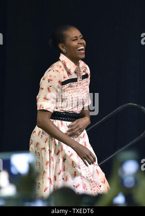 First Lady Michelle Obama lacht, während sie durch demokratischen US-Senat Kandidat Michelle Nunn an einem Georgia Abstimmung Rallye innerhalb des Martin Luther King Jr. Erholungszentrum eingeführt am 8. September 2014 in Atlanta. UPI/David Tulis Stockfoto