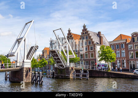 Haarlem, Niederlande - 31. Mai 2019: Die Stadt Haarlem mit Giebel hosues, Brücke, Kanal und canala Kreuzfahrtschiff in den Niederlanden Stockfoto