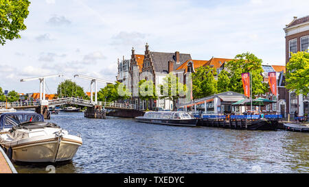 Haarlem, Niederlande - 31. Mai 2019: Die Stadt Haarlem mit Giebel hosues, Brücke, Kanal und canala Kreuzfahrtschiff in den Niederlanden Stockfoto