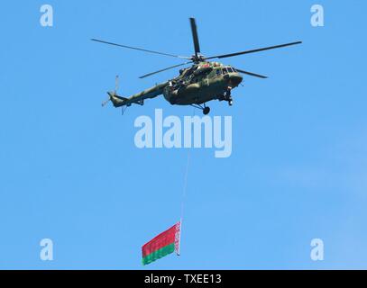 Minsk, Weißrussland. 24. Juni, 2019. Ein Hubschrauber trägt eine Nationalflagge während eine Generalprobe für die militärparade Tag der Unabhängigkeit von Belarus in Minsk, Belarus, Juni 24, 2019 Kennzeichnung. Die militärparade Kennzeichnung Tag der Unabhängigkeit von Belarus wird am 3. Juli treten. Credit: Efim Mazurevich/Xinhua/Alamy leben Nachrichten Stockfoto